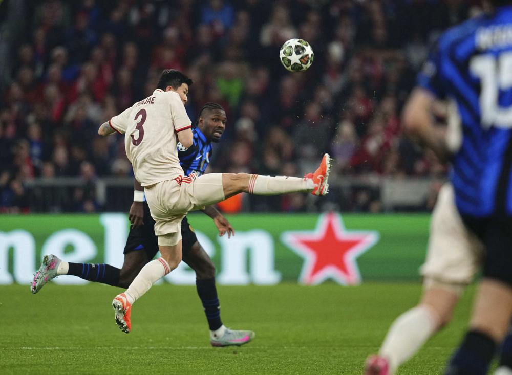 曝J羅因與範戴克相撞致要害部位受傷.